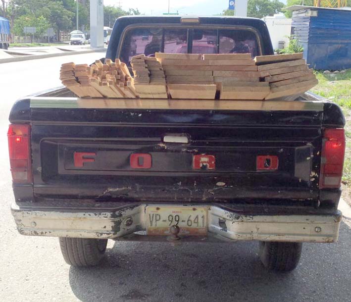 128 piezas de madera sin permiso, aseguradas en retenes de la policía estatal preventiva