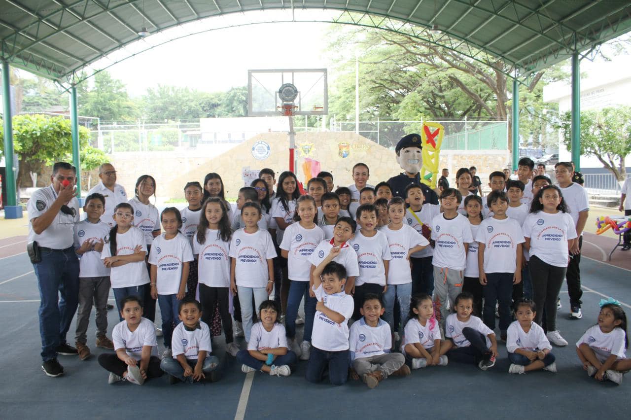 Convive Zepeda Soto con niñas y niños del curso de verano 2023 de la SSyPC