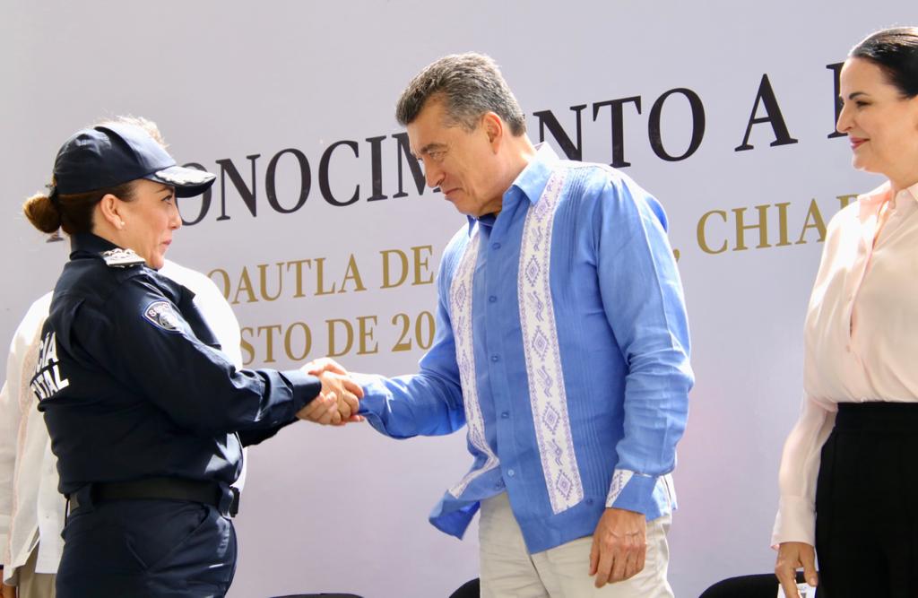 Rutilio Escandón entrega reconocimientos a mujeres policías de la SSyPC