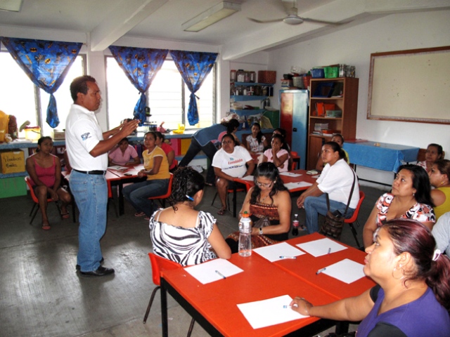 SSyPC imparte pláticas de prevención del delito en colonias de Tuxtla