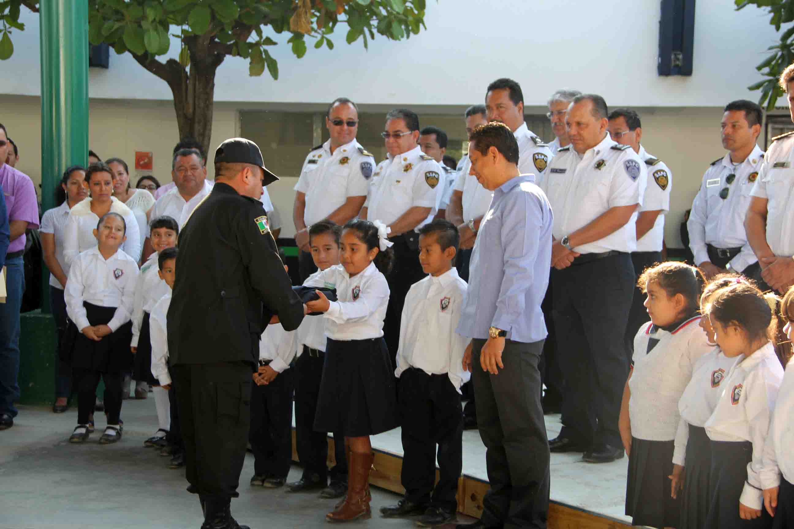 Alumnos de primaria entregan uniformes a policías de la SSyPC